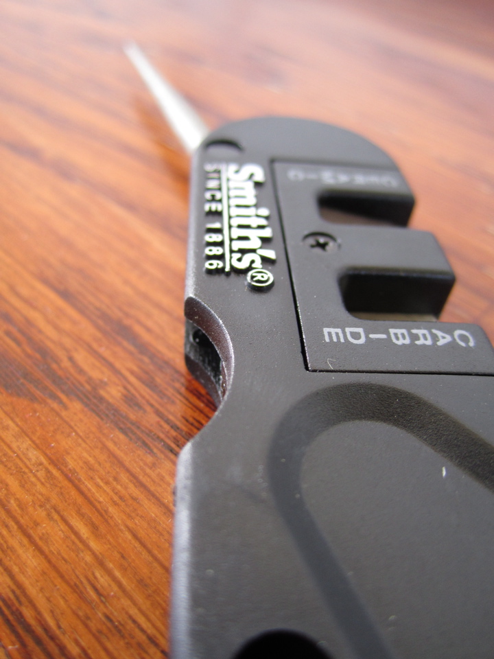 How To Sharpen Serrated Knives - Smith's Pocket Pal Sharpener Review