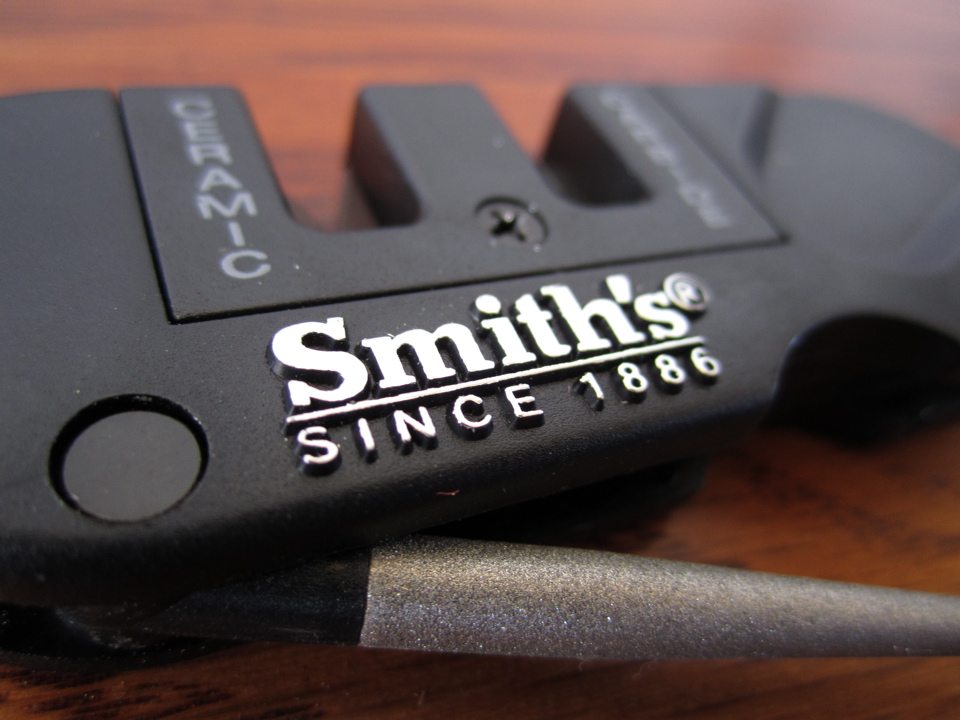 How To Sharpen Serrated Knives - Smith's Pocket Pal Sharpener Review