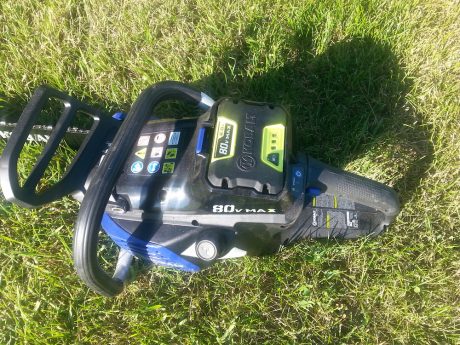 The battery placement gives this saw a balance just like a gas saw.