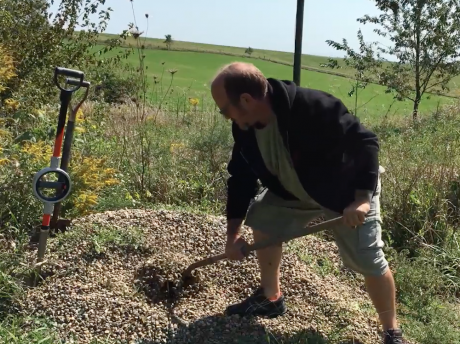 A long handled shovel is actually pretty close, but has a bit less leverage than the Bosse.