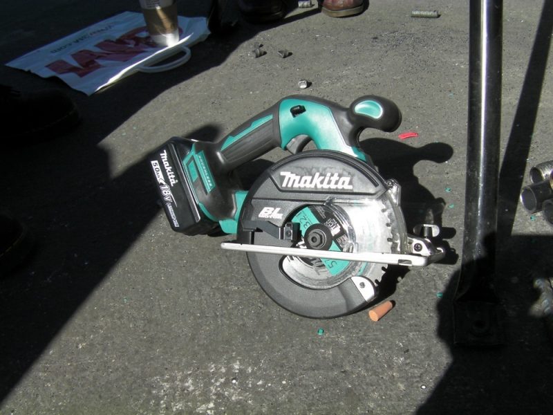 Makita XSC02 metal saw