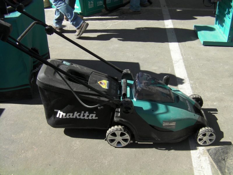 Makita 19-inch bagging lawn mower