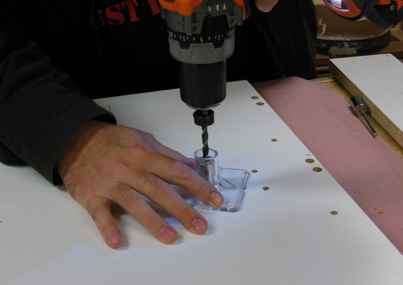Using the drilling guide