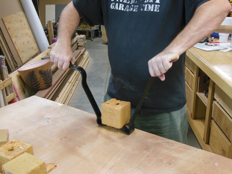 Double teaming pallet disassembly