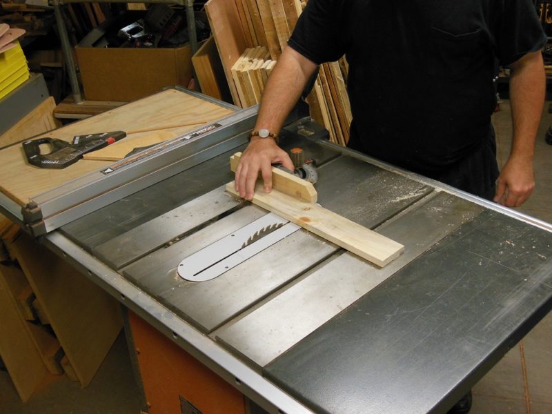 Table saw with miter gauge