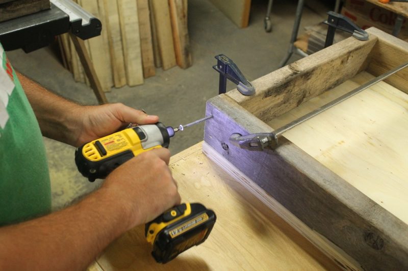 Screwing the frame together