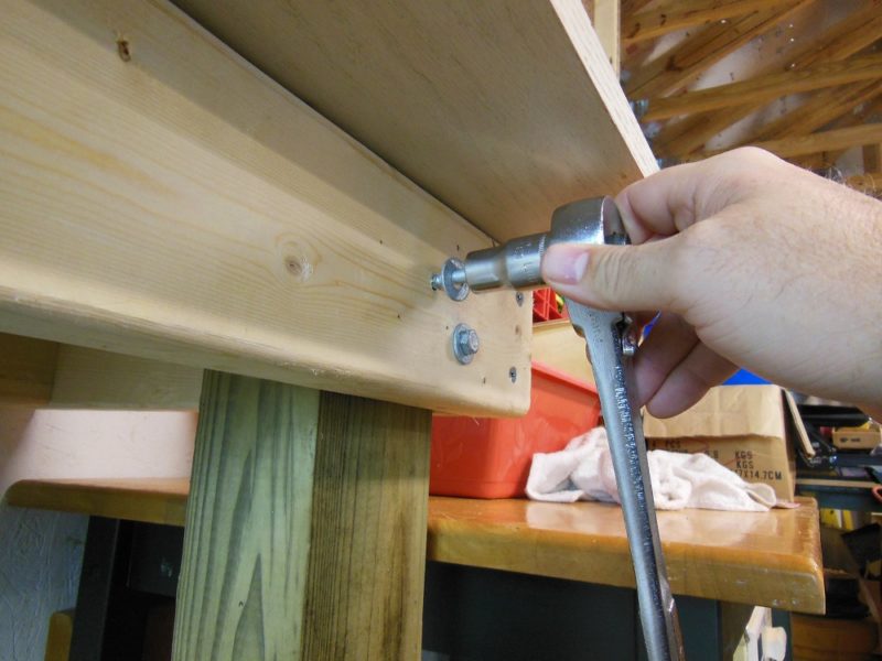 Fastening the legs.
