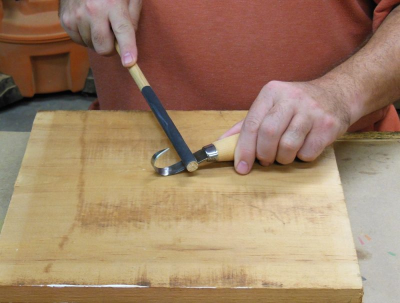 Honing a hook knife