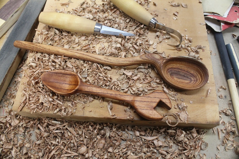 Spoon Carving With The MoraKniv Woodcarving Set and 164 Hook Knife