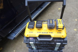 dewalt dcb104