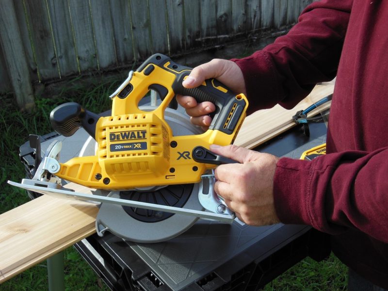 Depth of cut adjustment lever