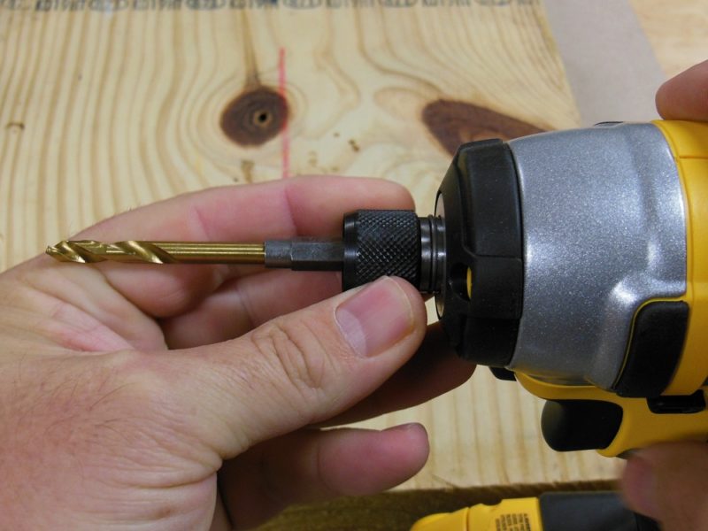 DCF885 locking bit holder