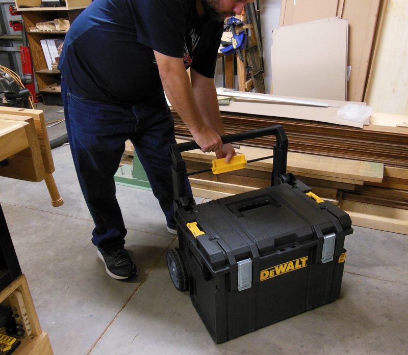 Adjustable handle