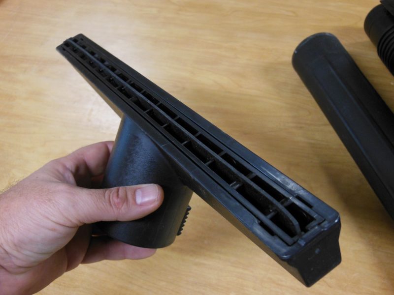 Wet floor squeegee nozzle