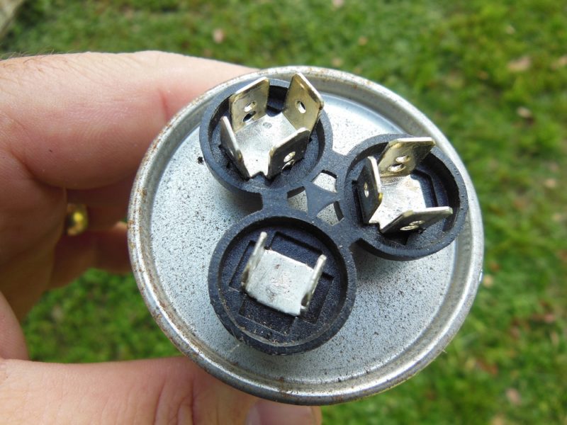 Motor run capacitor.