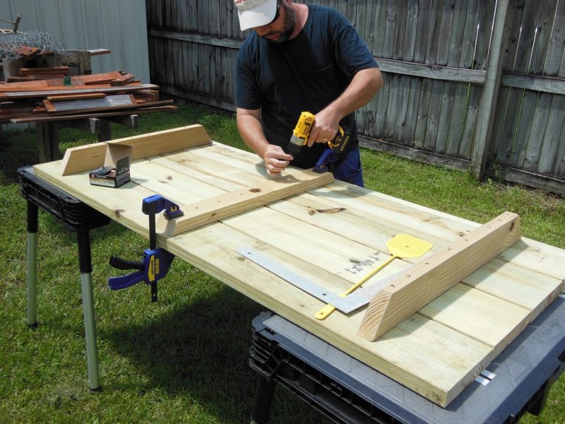 Attaching the middle table support.