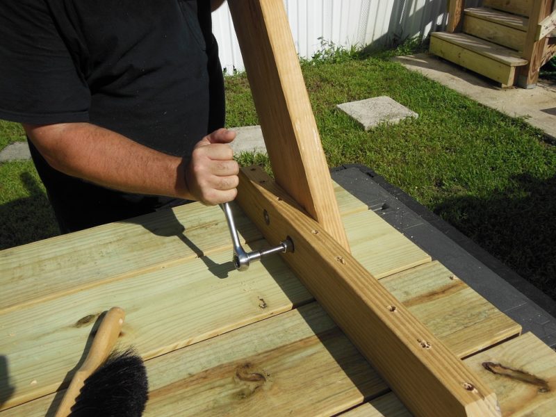 Cinching up the leg bolts.