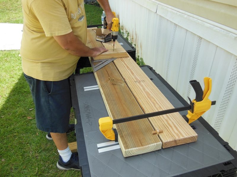 Attaching the intermediate support.