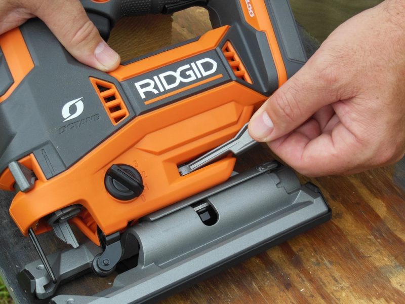 Tool-free angle adjustment