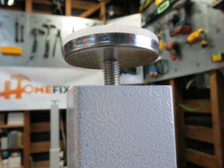 gladiator-workbench-adjusting-foot-pads