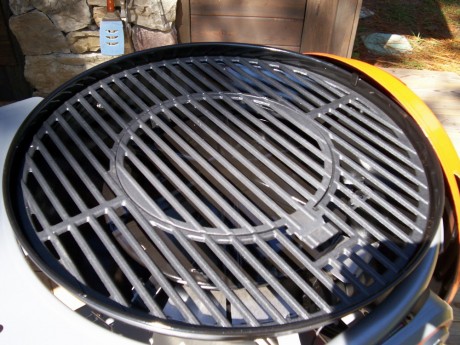 Interchangeable insert makes it easy to cook anything on the grill