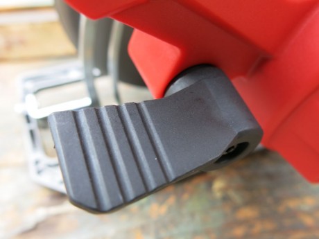 Blade height adjustments are easy thanks to the grandé-sized lever