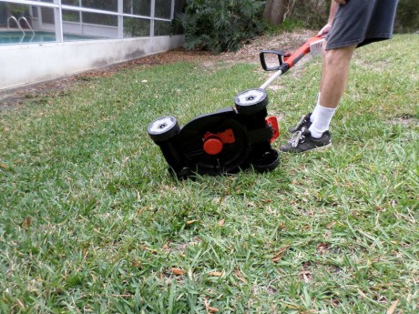 It's just like a mini lawnmower blade that feeds out automatically